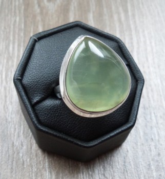 Zilveren ring met druppelvorm Prehniet maat 17.5 mm